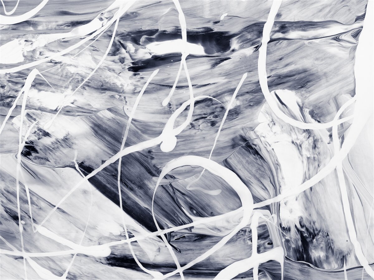 Fotobehang witte verfstreken op een zwarte achtergrond