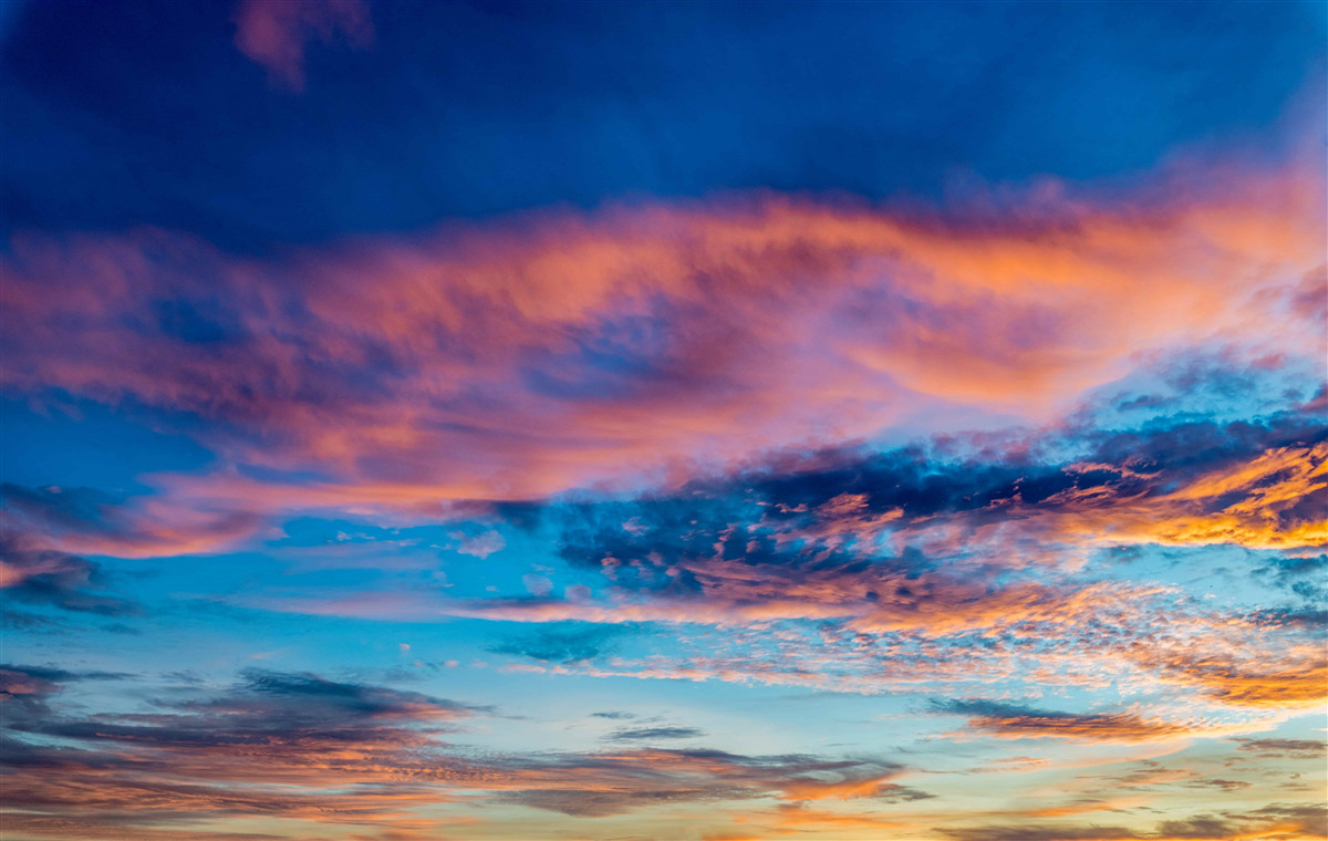 Fotobehang wolken bij zonsondergang, opgeworpen door de wind