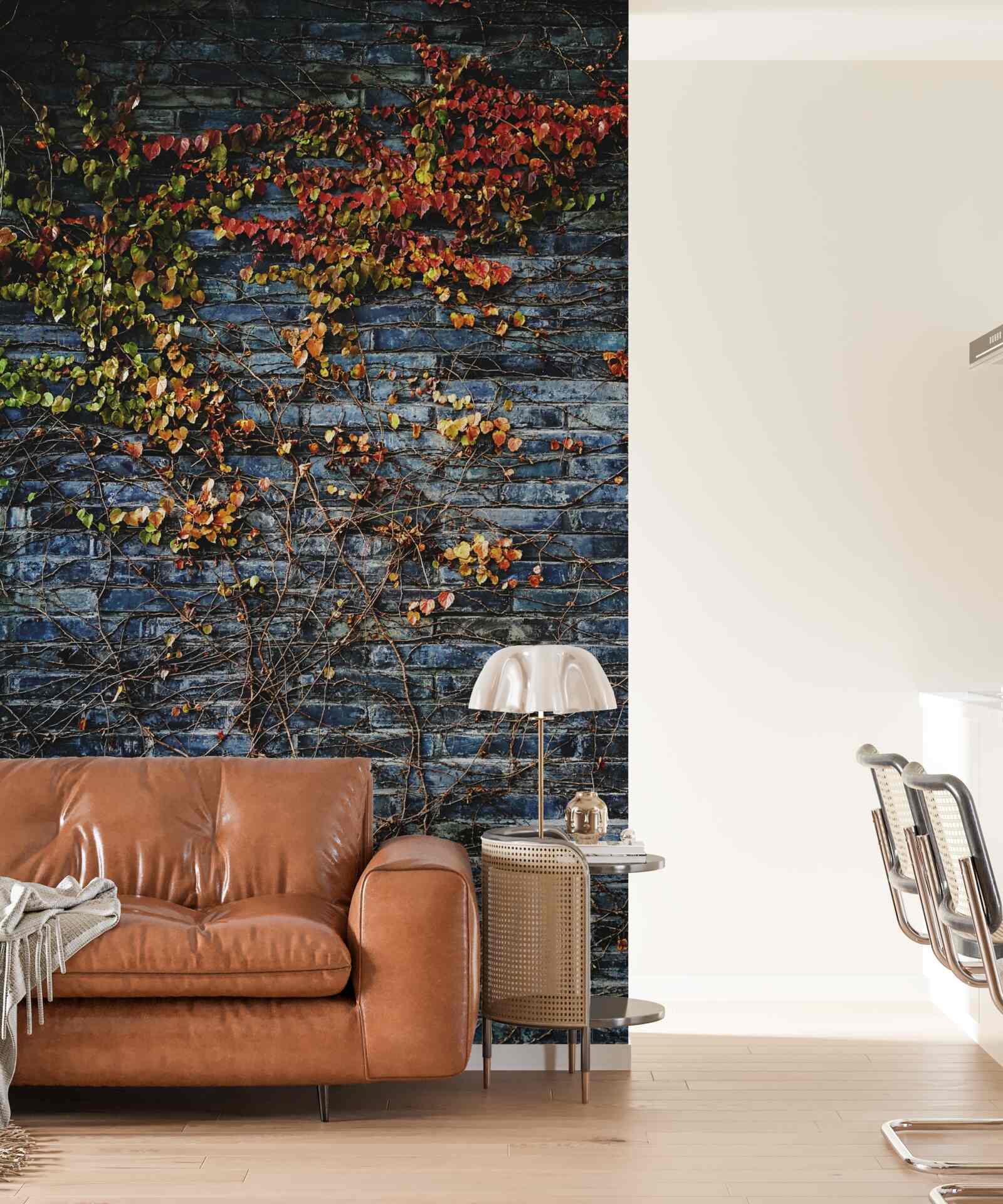 Fotobehang klimop die van een bakstenen muur afdaalt