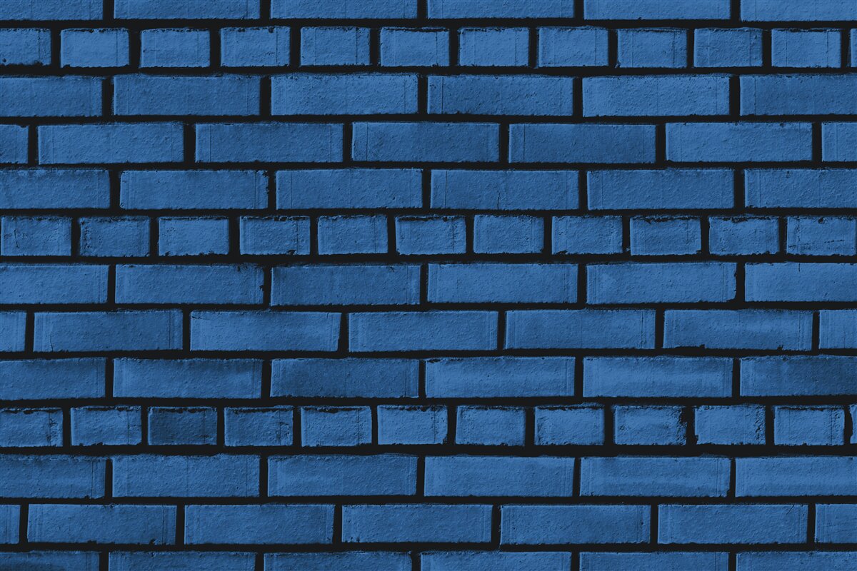Fotobehang De muur is gemaakt van donkerblauwe bakstenen