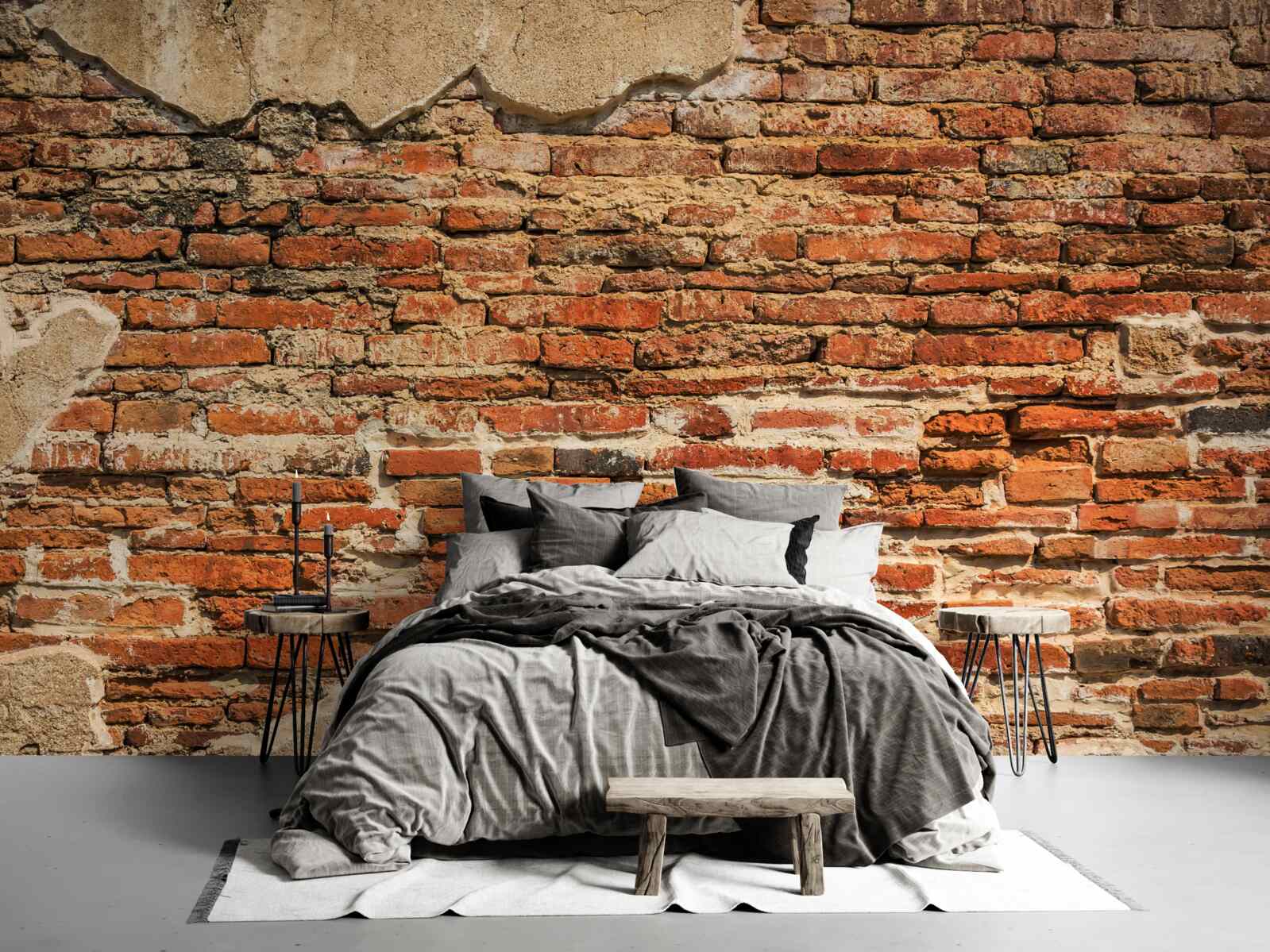 Fotobehang een bakstenen muur die erg vervallen is