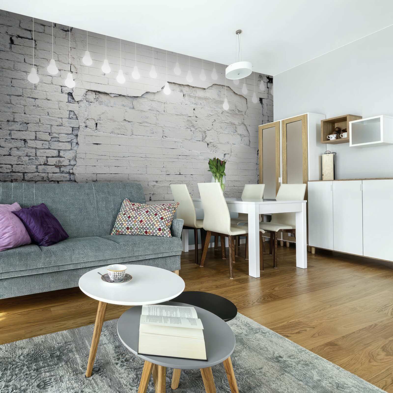 Fotobehang witte bakstenen muur en gloeilampen erop