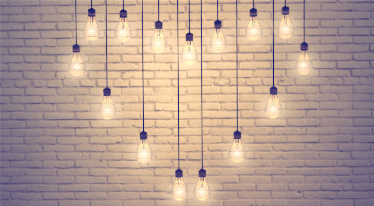 Fotobehang een hart van fluorescerende lampen verschijnt op een cypreskleurige muurachtergrond