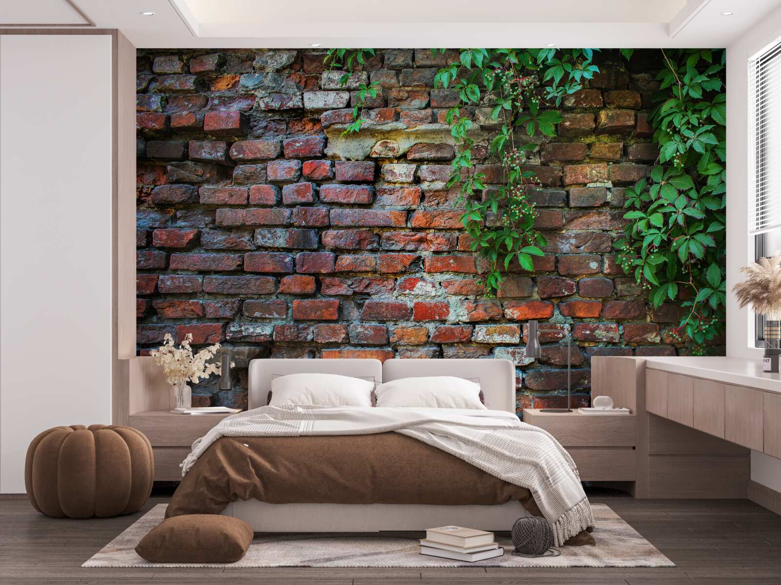 Fotobehang de oude bakstenen muur is versierd met groen