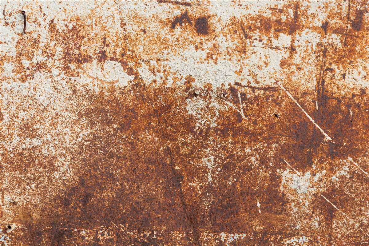 Fotobehang bekraste muur geschilderd in donkere roesttinten