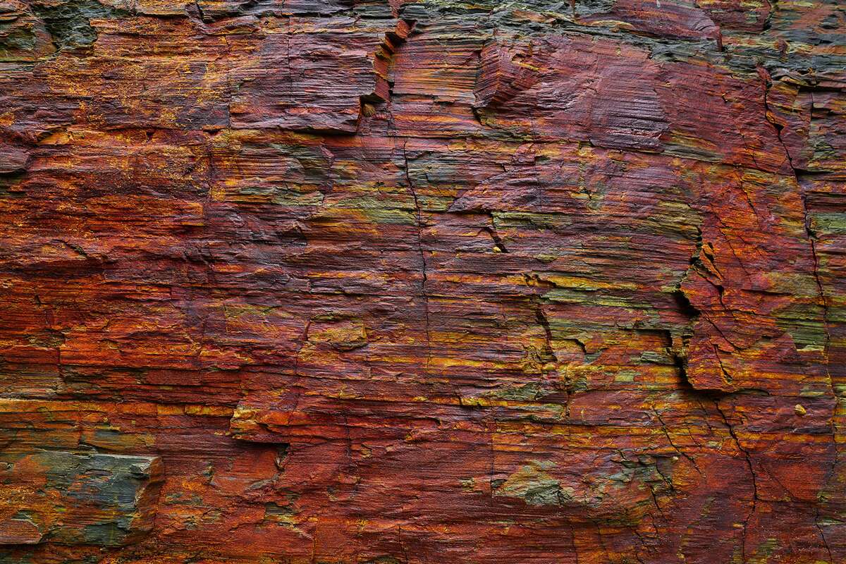 Fotobehang de achtergrond is verduisterde bergen