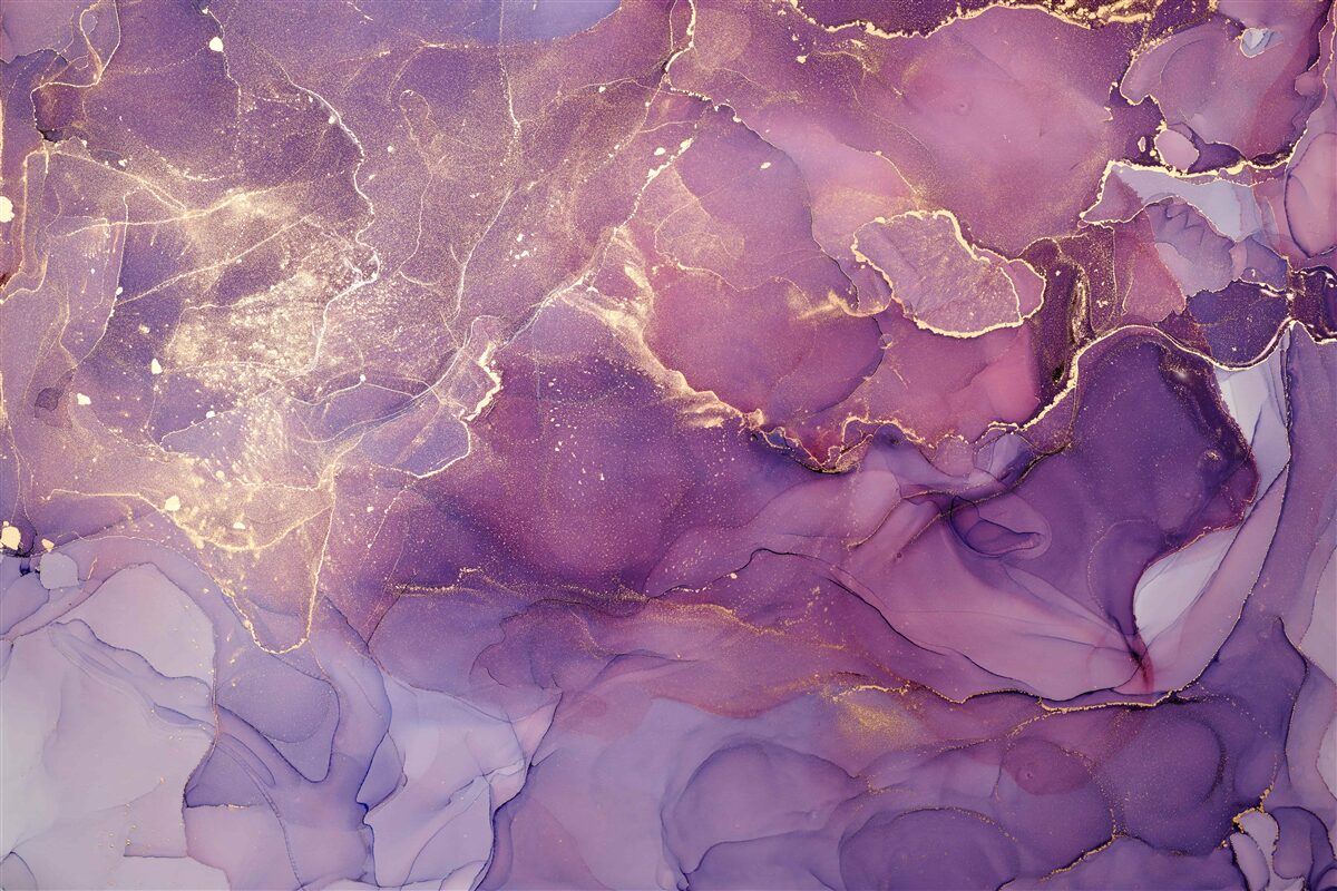 Fotobehang gemarmerde achtergrond in goud met paarse tint