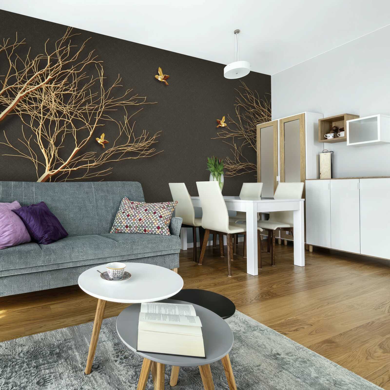 Fotobehang gouden bomen en vlinders tegen de duisternis van de nachtelijke hemel