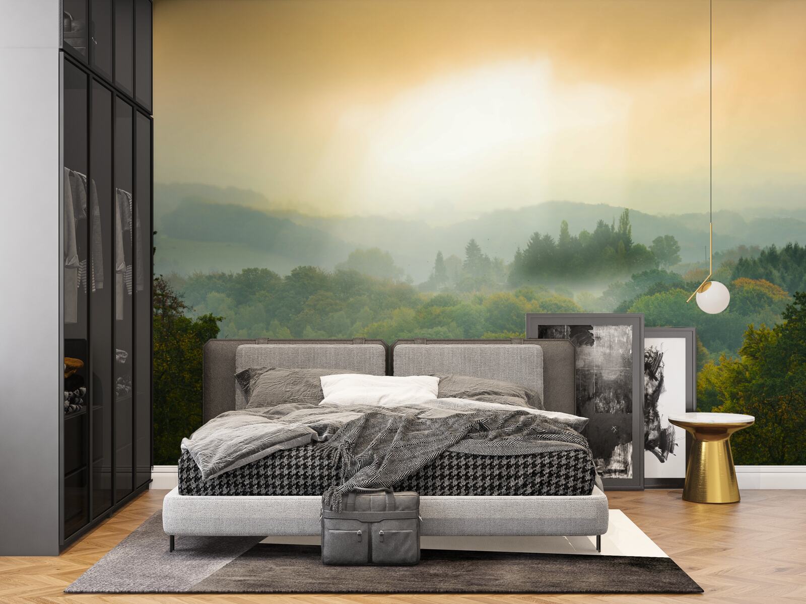 Fotobehang Dageraad komt op boven een rokerig bos