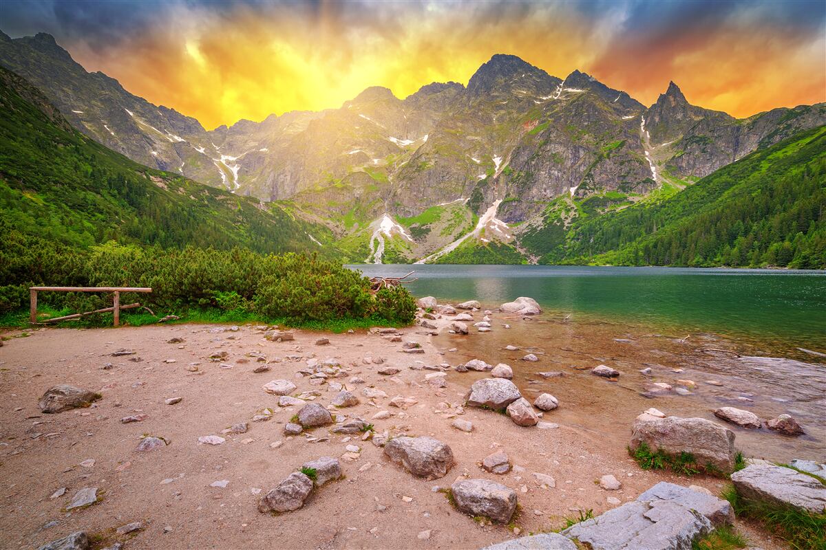 Fotobehang ondergaande zon achter een meer in het Tatragebergte