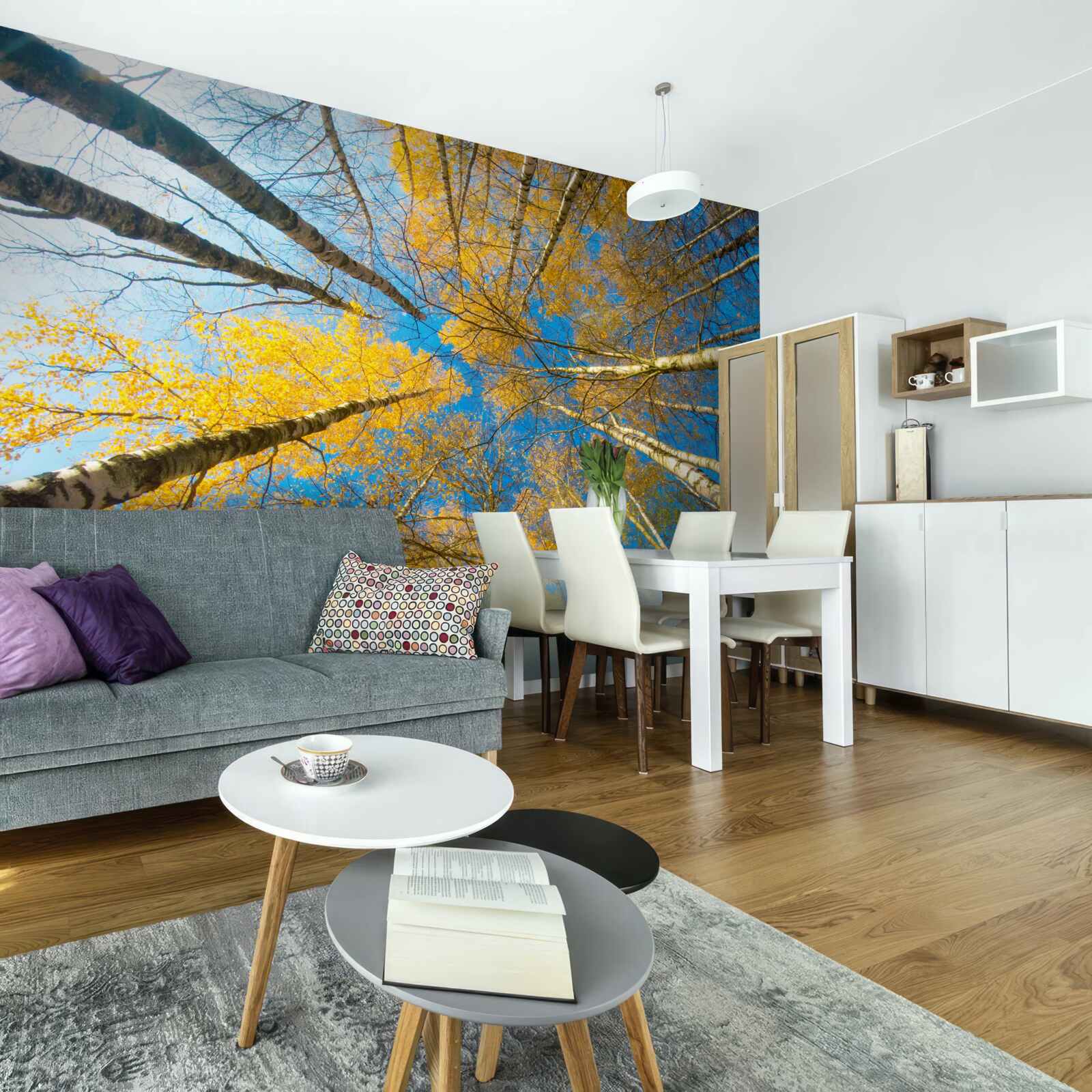 Fotobehang de toppen van hoge bomen zijn geel geschilderd