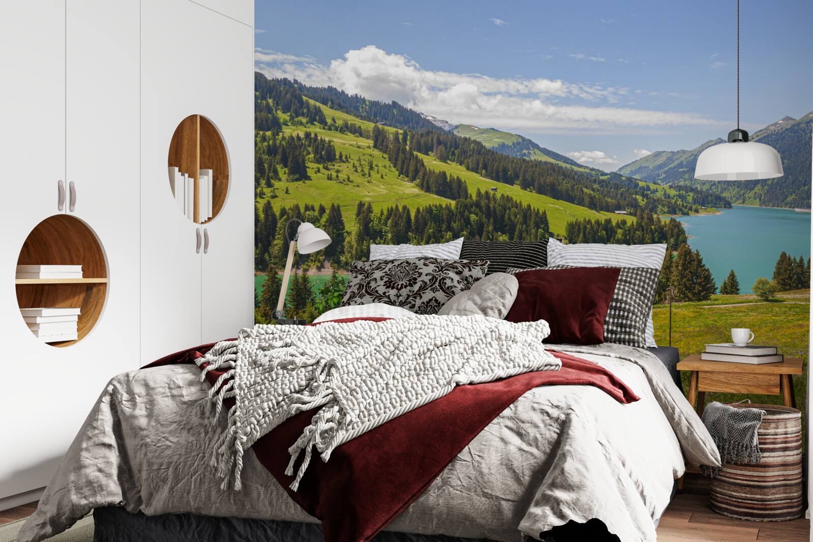 Fotobehang ongren meer met azuurblauw water in de bergen