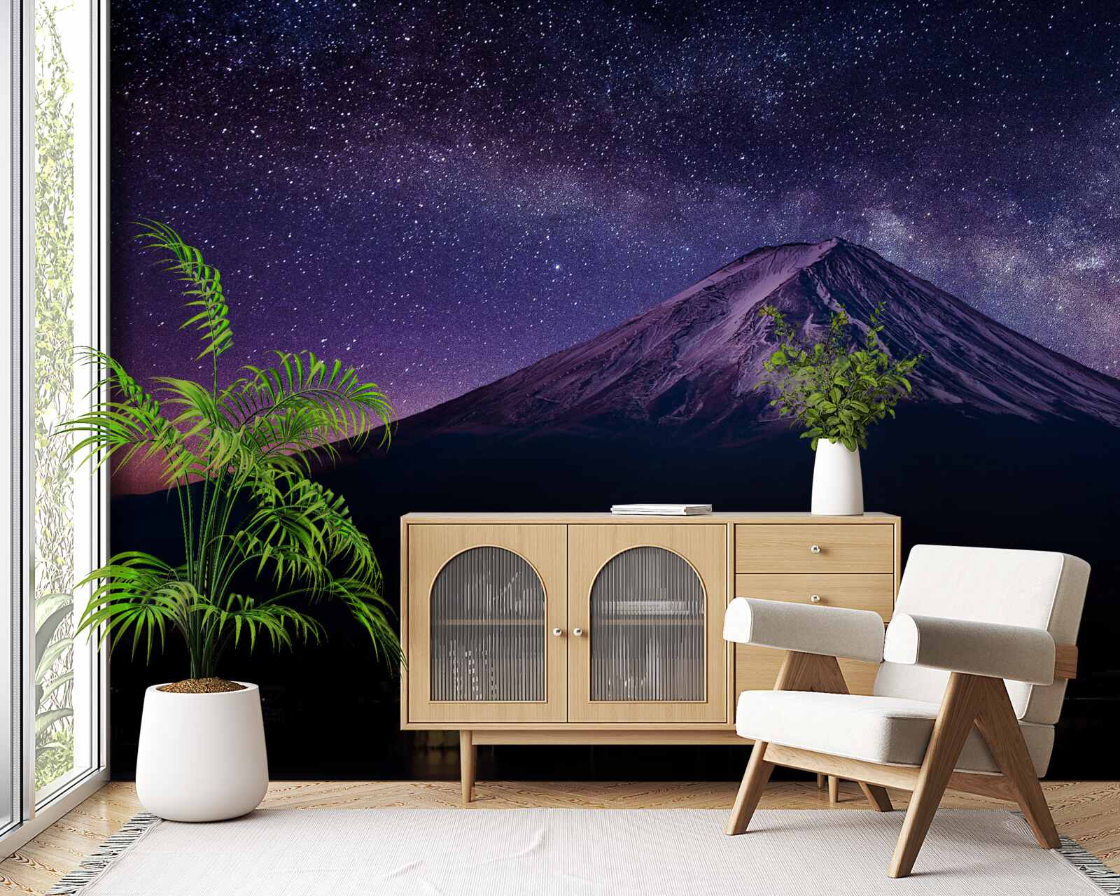 Fotobehang sterrenhemel met een paarse tint boven de bergtop