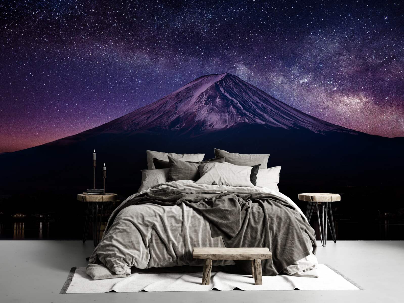 Fotobehang sterrenhemel met een paarse tint boven de bergtop