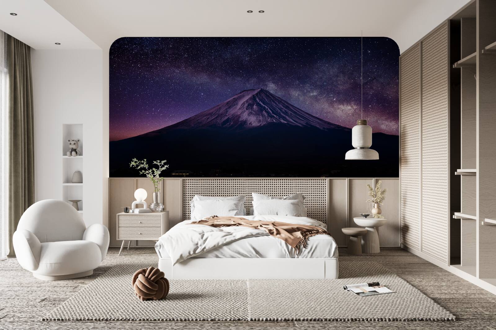 Fotobehang sterrenhemel met een paarse tint boven de bergtop