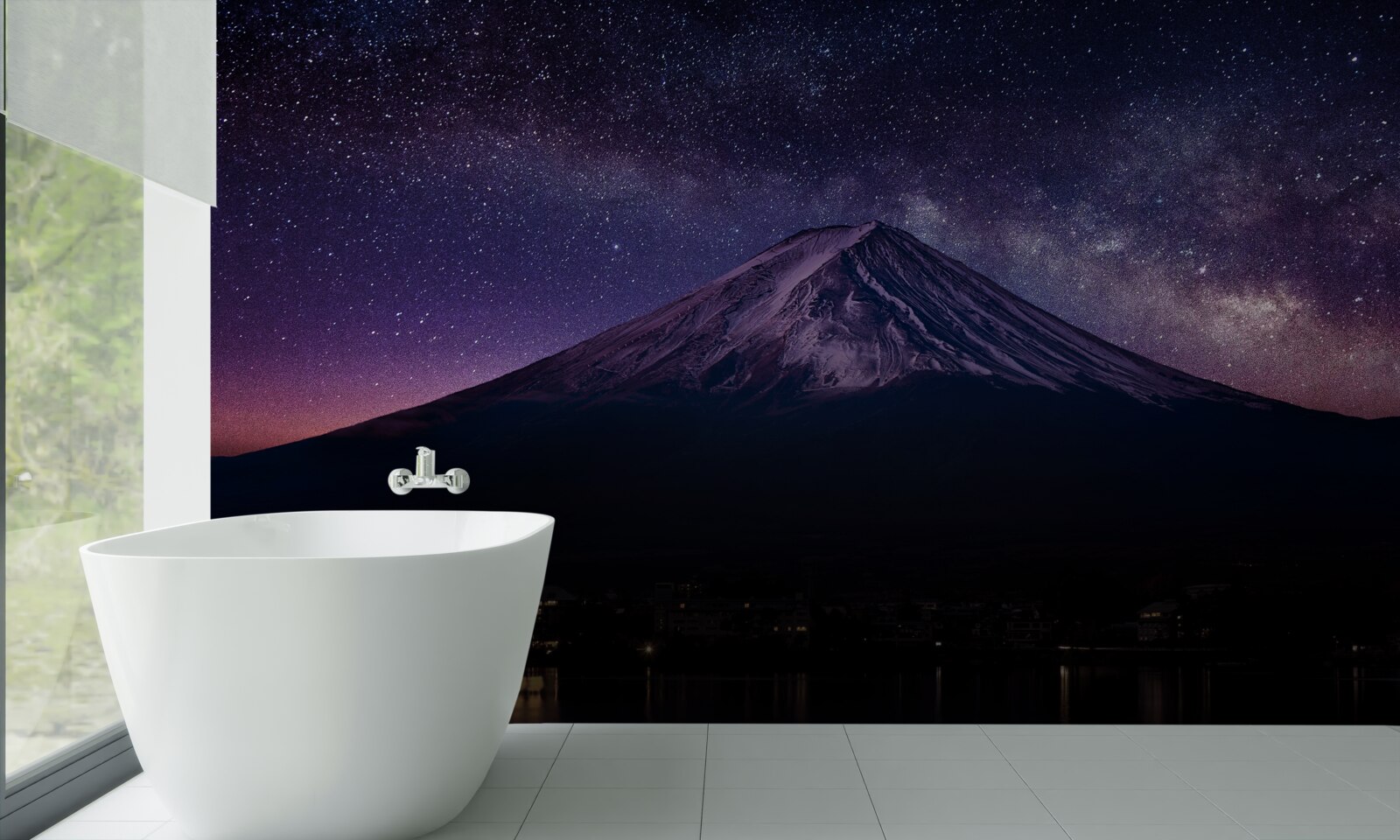 Fotobehang sterrenhemel met een paarse tint boven de bergtop