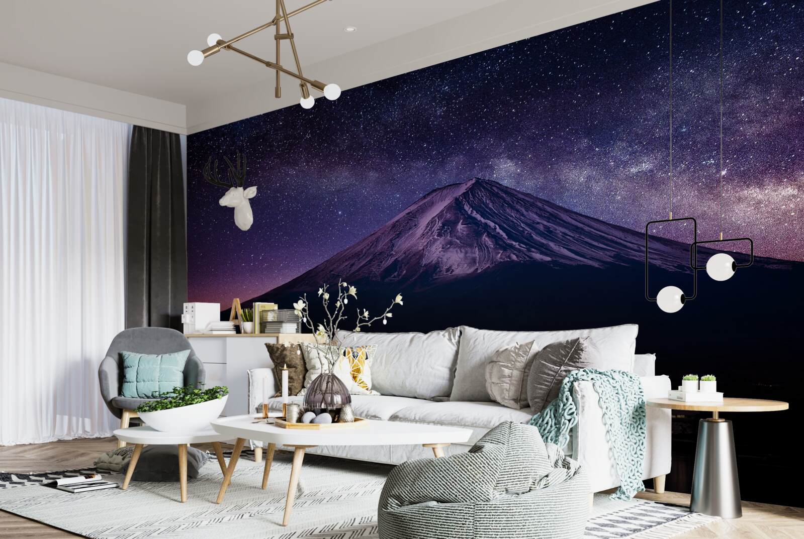 Fotobehang sterrenhemel met een paarse tint boven de bergtop