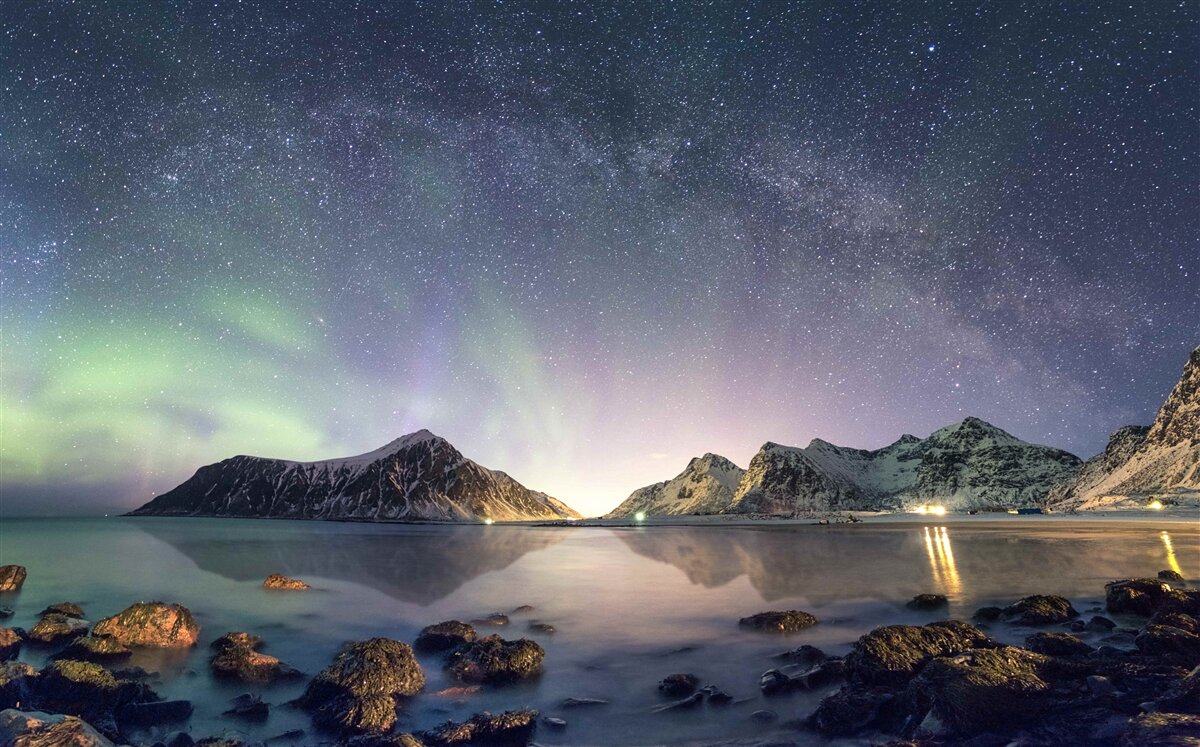Fotobehang de nachtelijke hemel versierd met sterren en verlicht door de aurora borealis