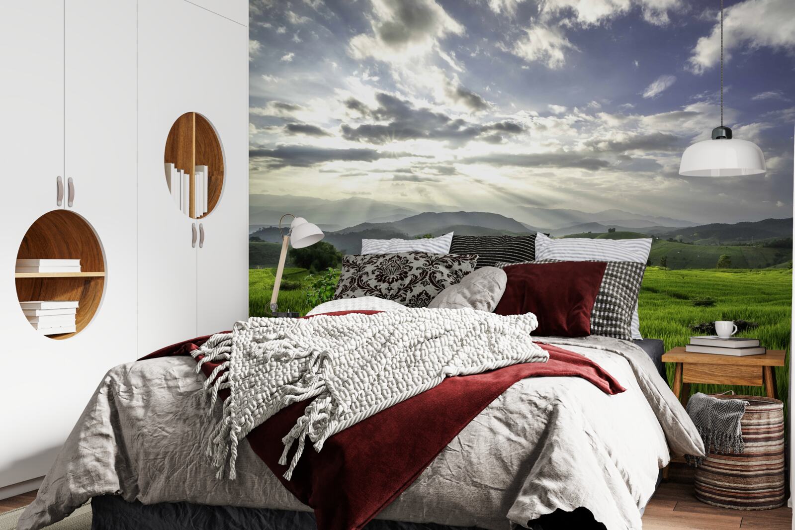 Fotobehang een vlakte ondergedompeld in het groen van de bergen wordt verlicht door zonnestralen