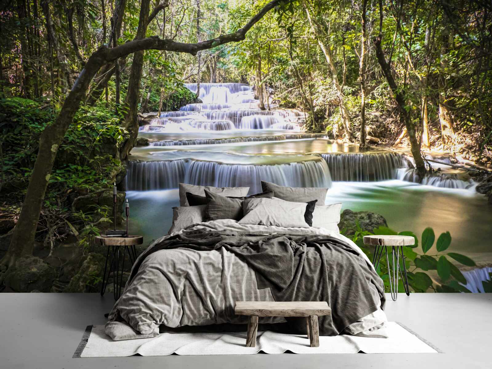 Fotobehang watervallen in het bos die bij dageraad naar beneden storten