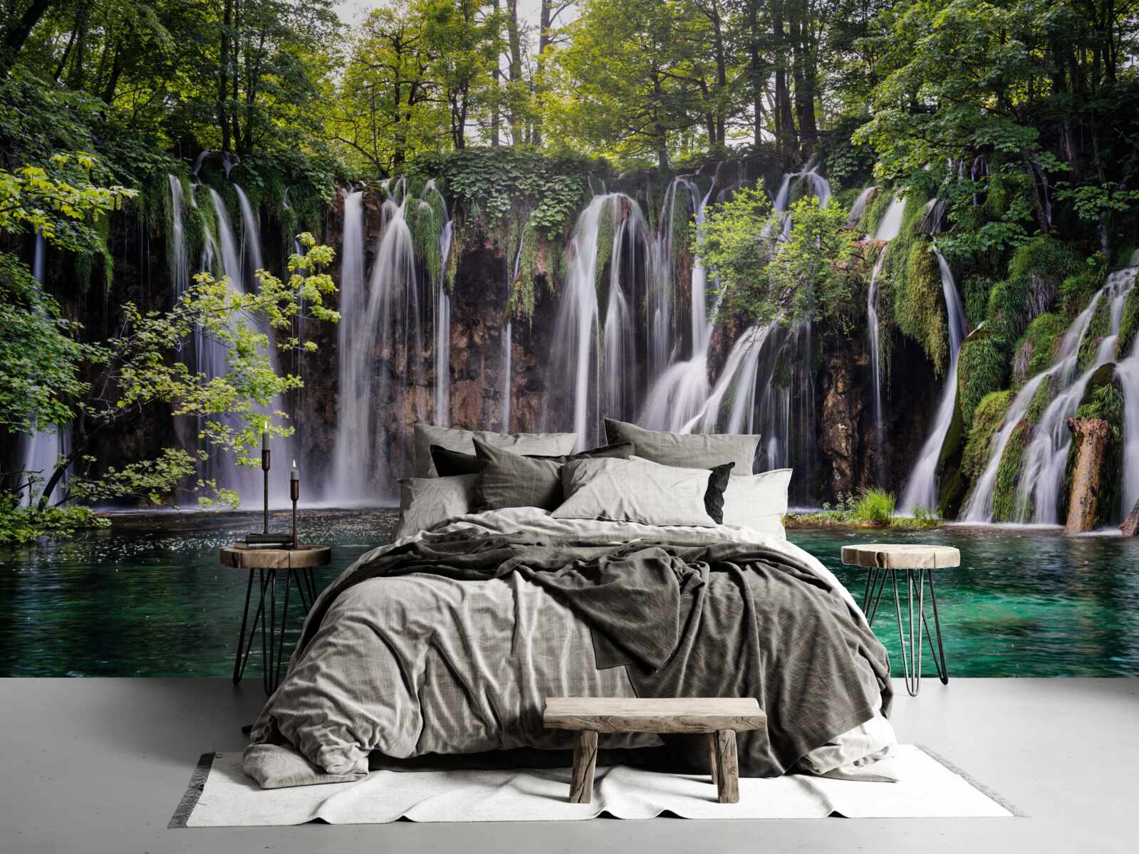 Fotobehang watervallen die uitmonden in een helder meer