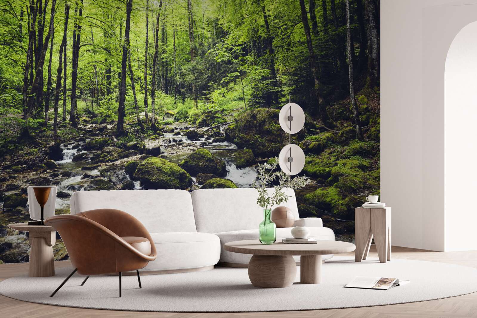 Fotobehang waterval in de bergen, omgeven door een groen bosje