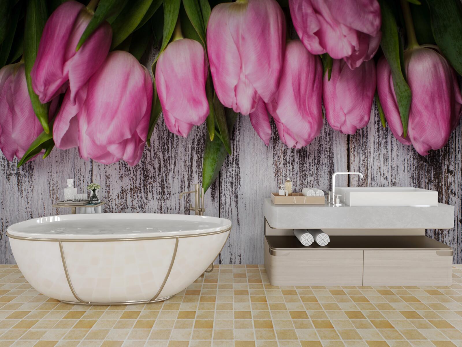 Fotobehang roze tulpen op een houten achtergrond