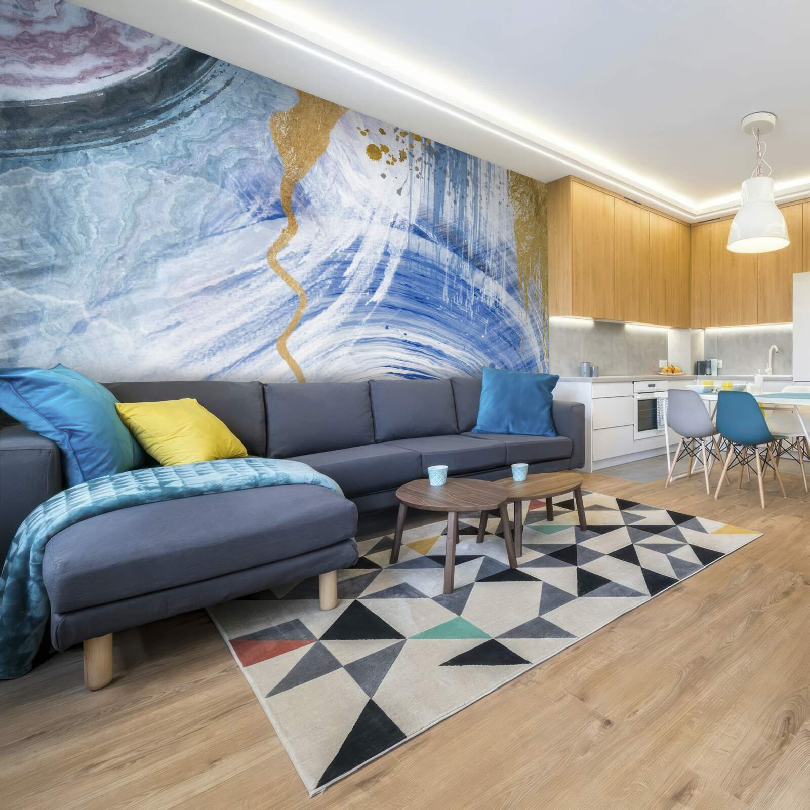 Fotobehang bruine stromen tegen een achtergrond van blauwe vlekken