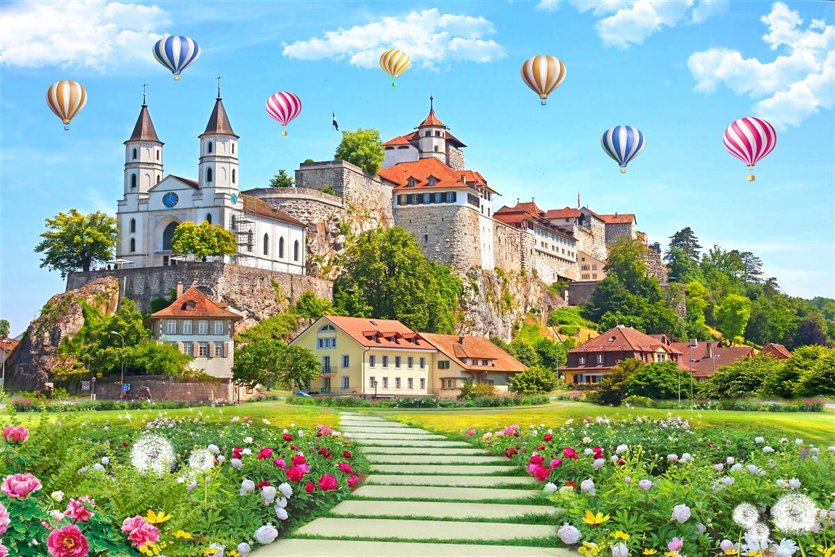 Fotobehang veelkleurige ballonnen vliegen hoog over daken in de stad