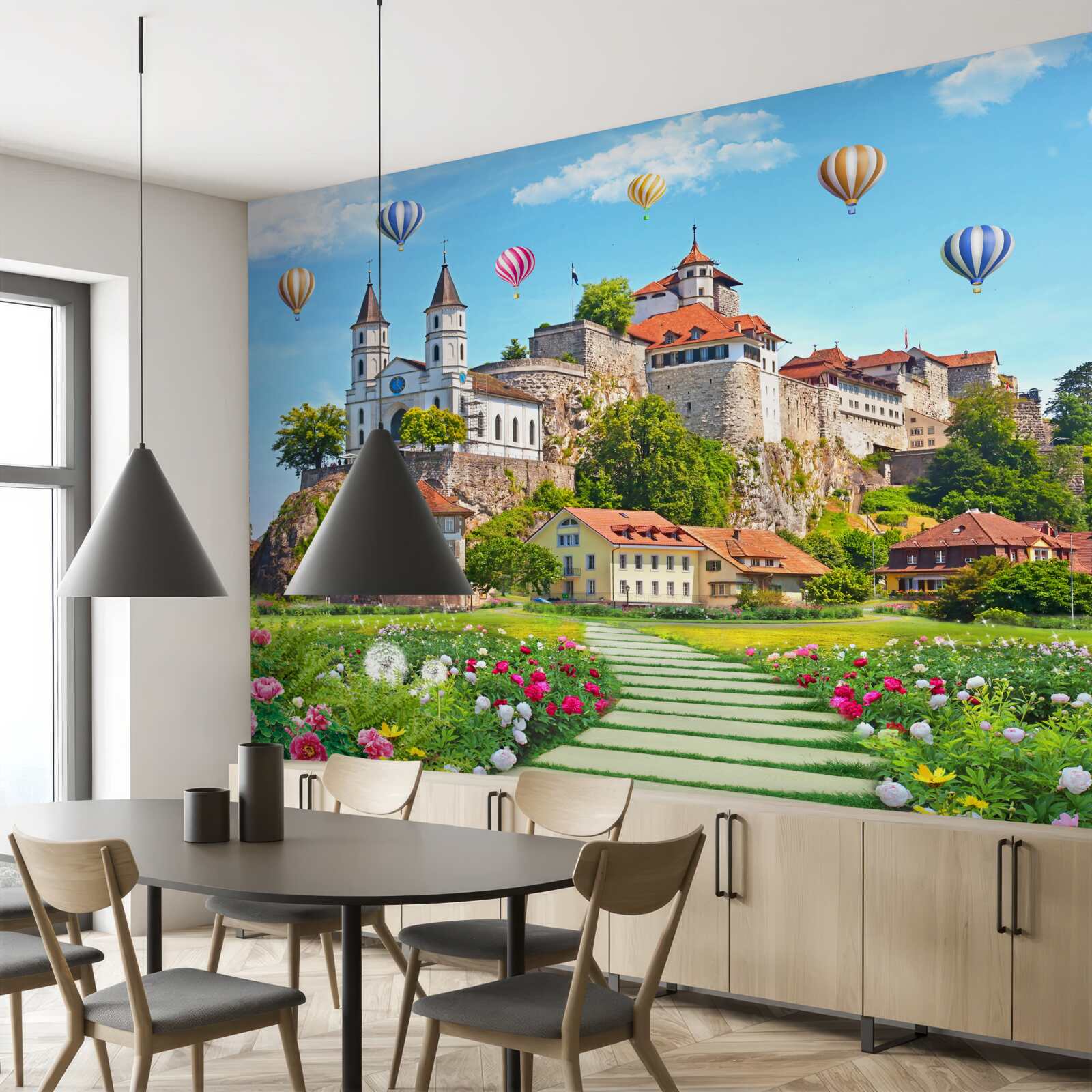 Fotobehang veelkleurige ballonnen vliegen hoog over daken in de stad