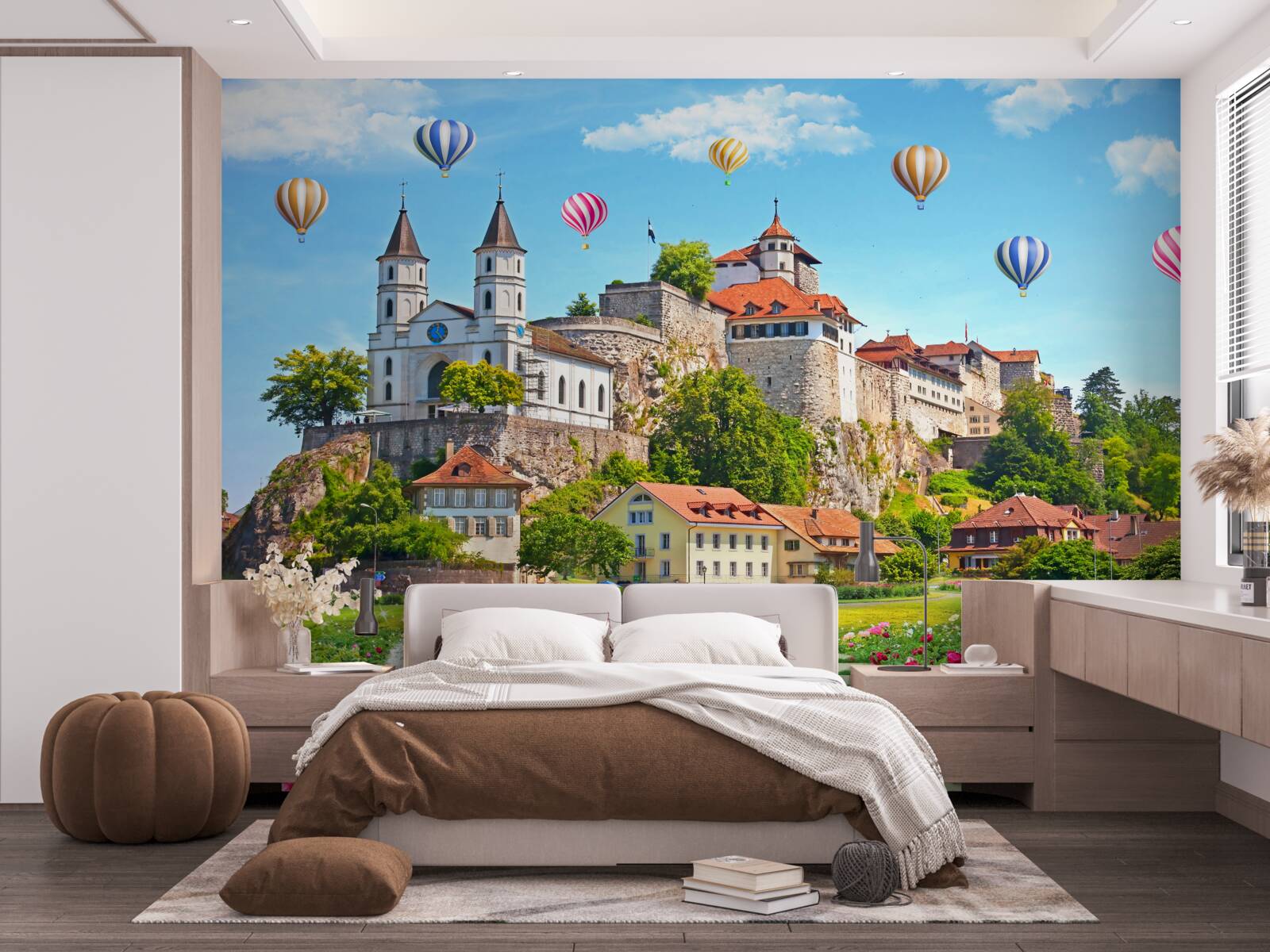 Fotobehang veelkleurige ballonnen vliegen hoog over daken in de stad