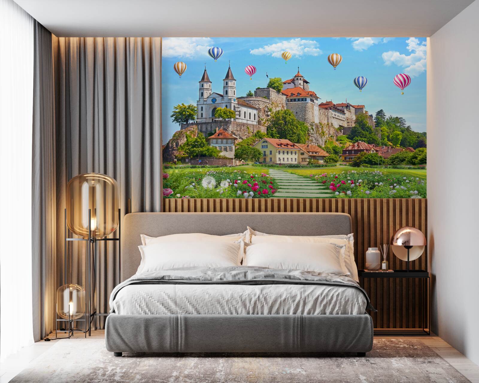 Fotobehang veelkleurige ballonnen vliegen hoog over daken in de stad