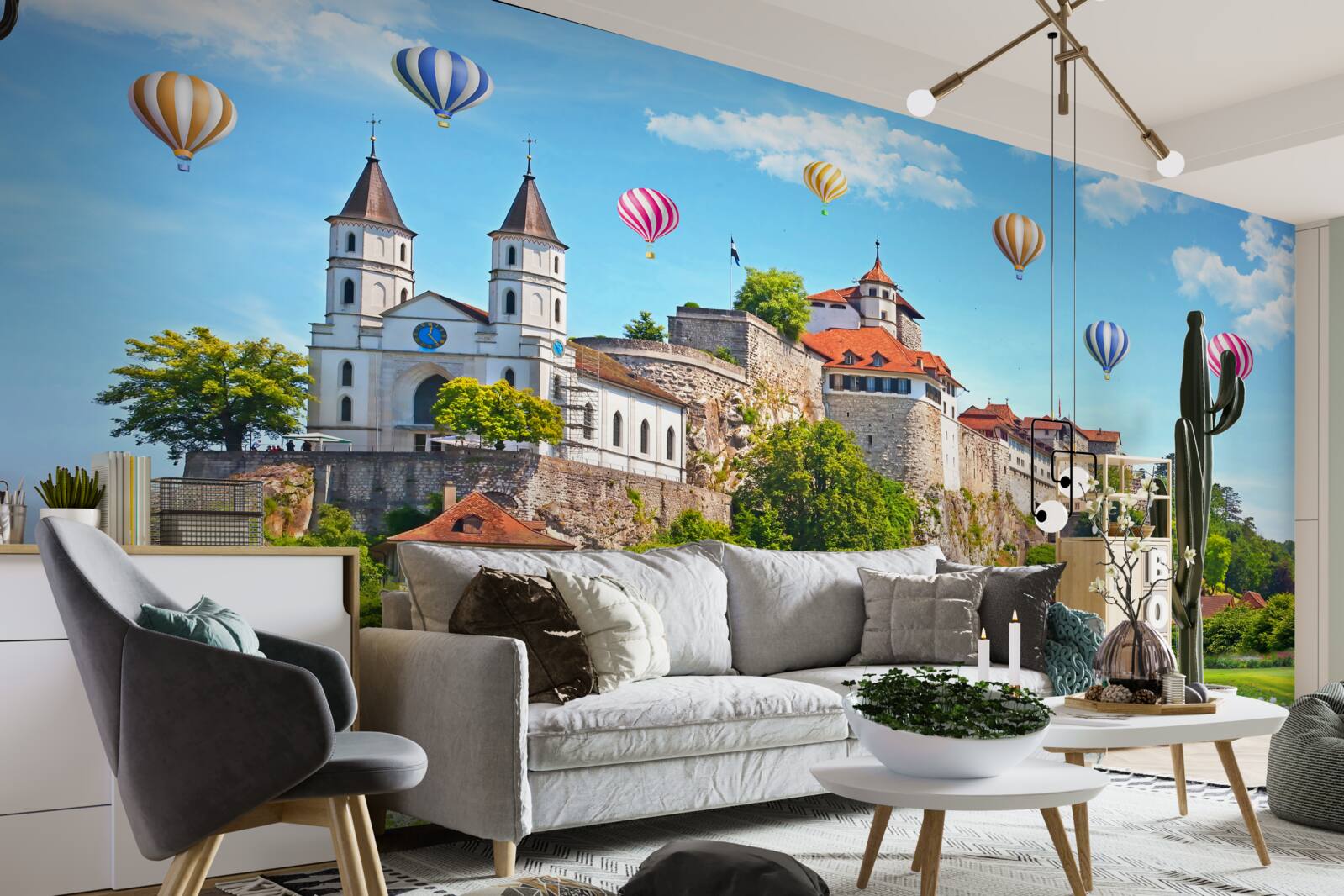 Fotobehang veelkleurige ballonnen vliegen hoog over daken in de stad