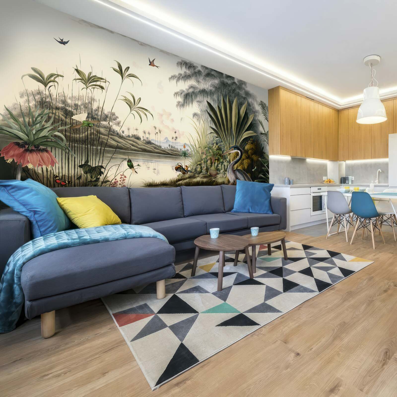 Fotobehang Kraanvogel bij groenige vijver