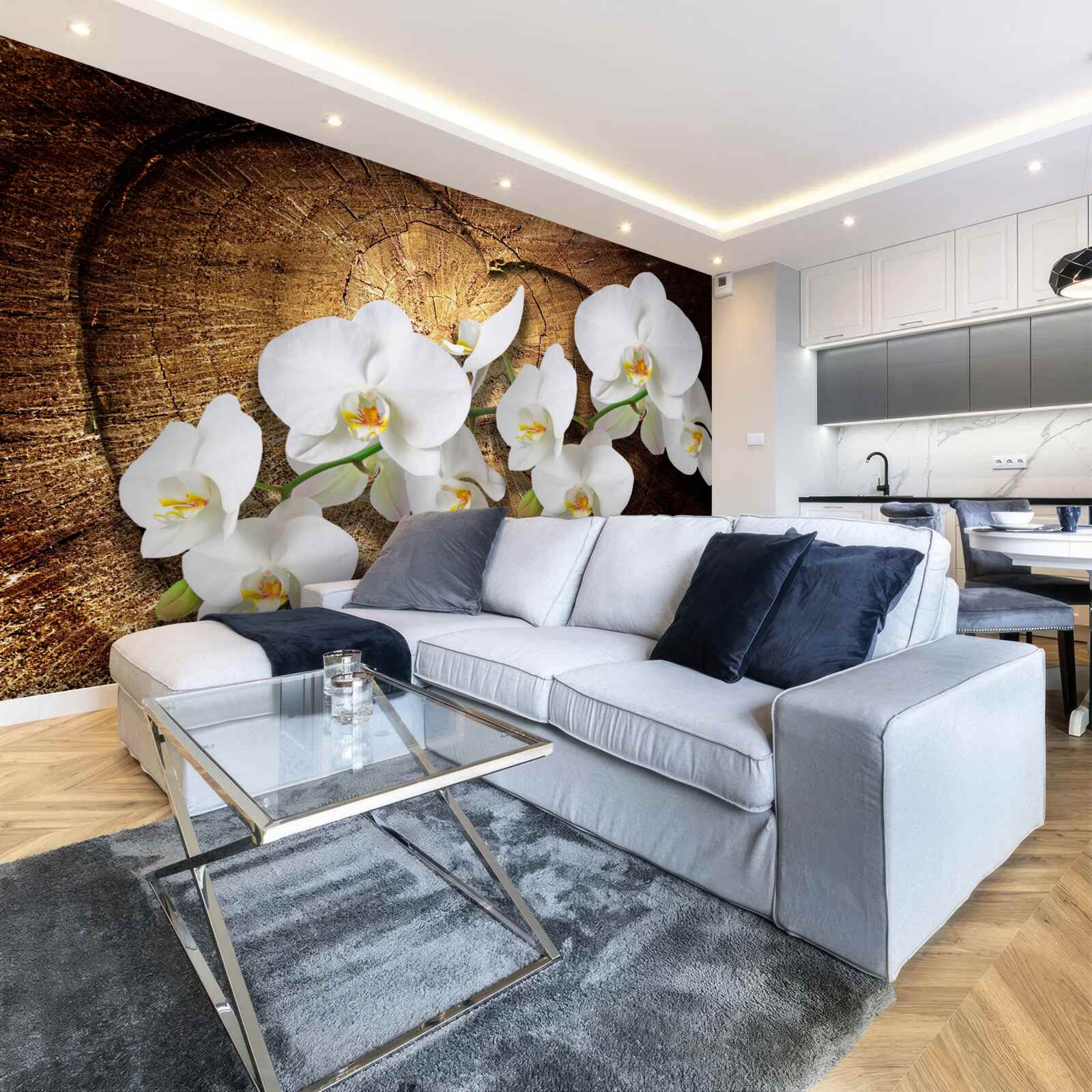 Fotobehang Sneeuwwitte orchidee op een afgesneden boomstam