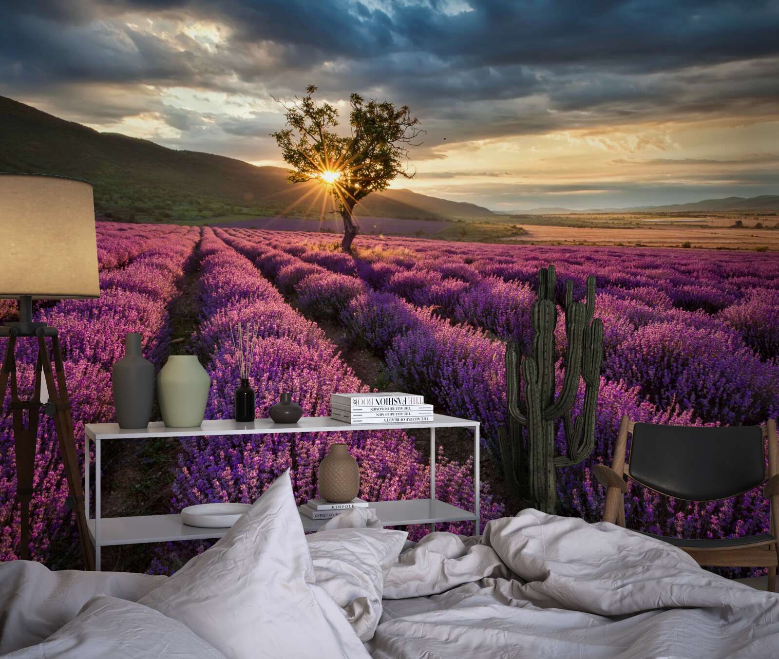 Fotobehang zonsondergang op een lavendelveld rond een geïsoleerde boom