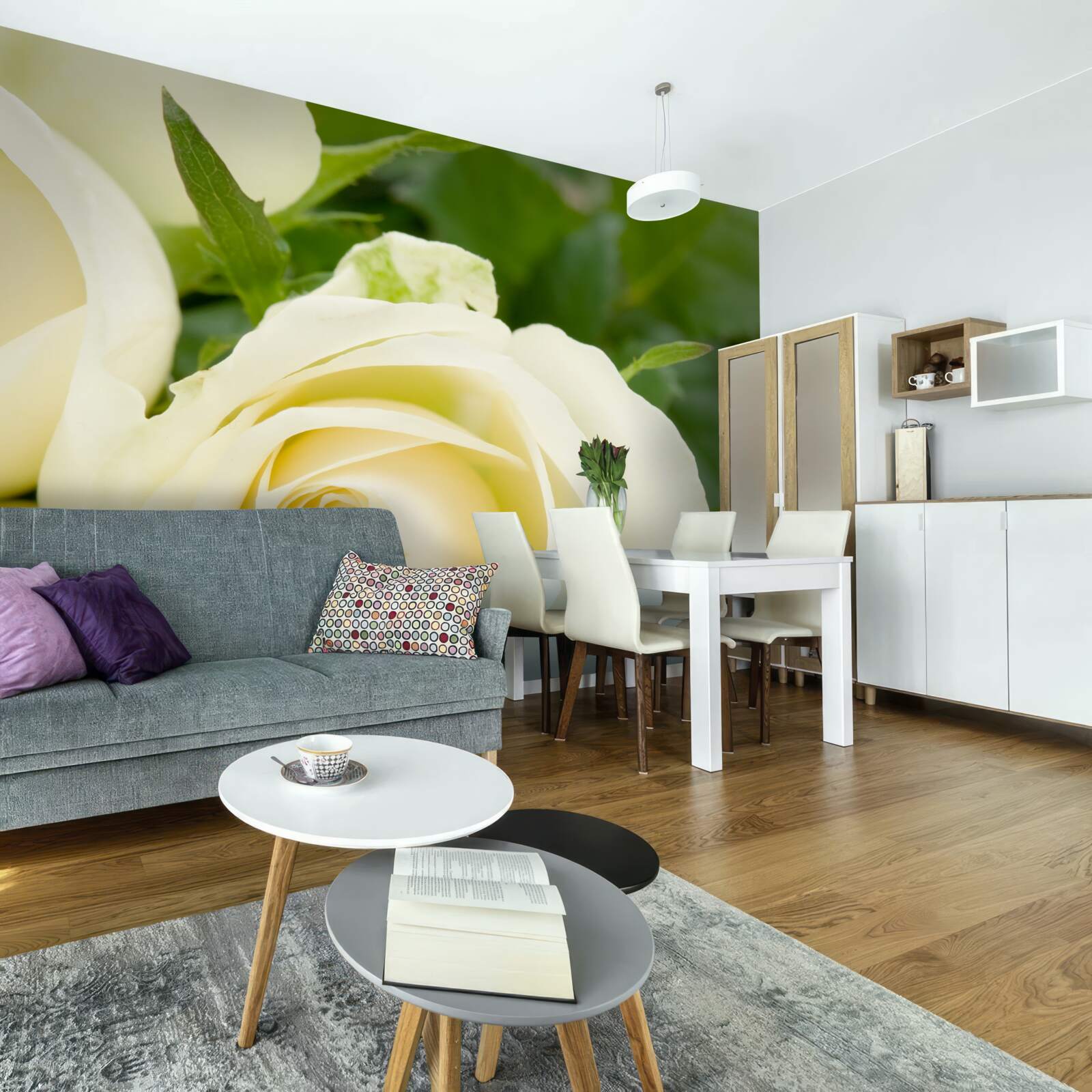 Fotobehang roos in beige tint met groene bladeren