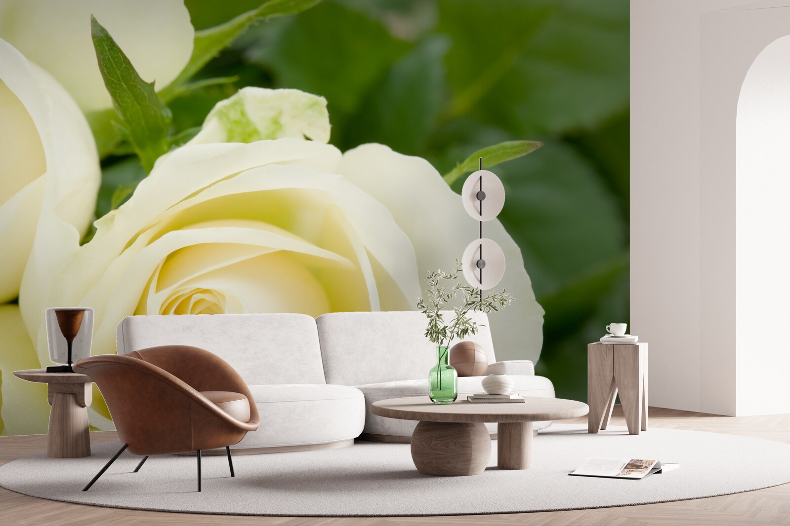 Fotobehang roos in beige tint met groene bladeren