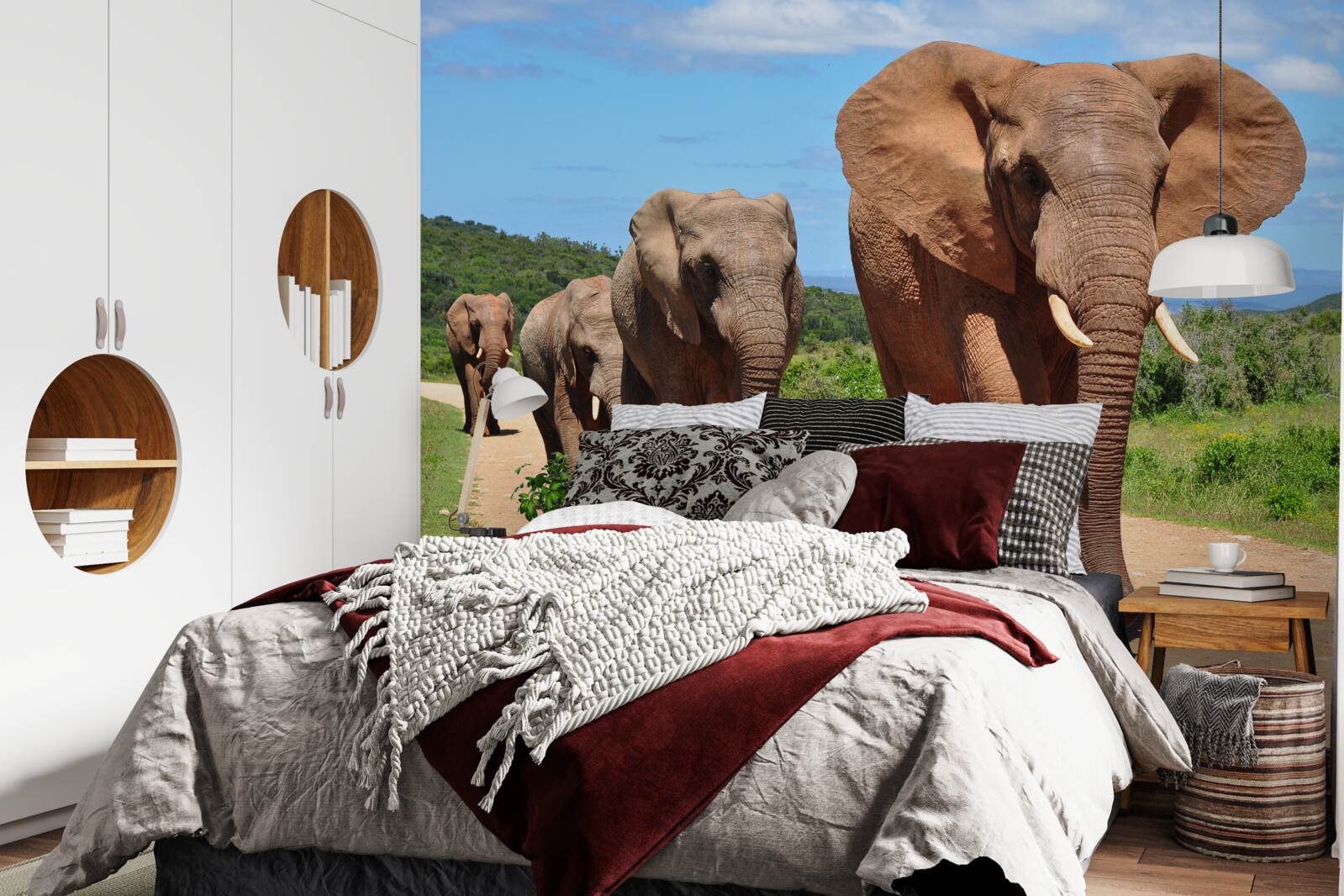 Fotobehang Een groep olifanten keert terug naar huis over een zanderig terrein