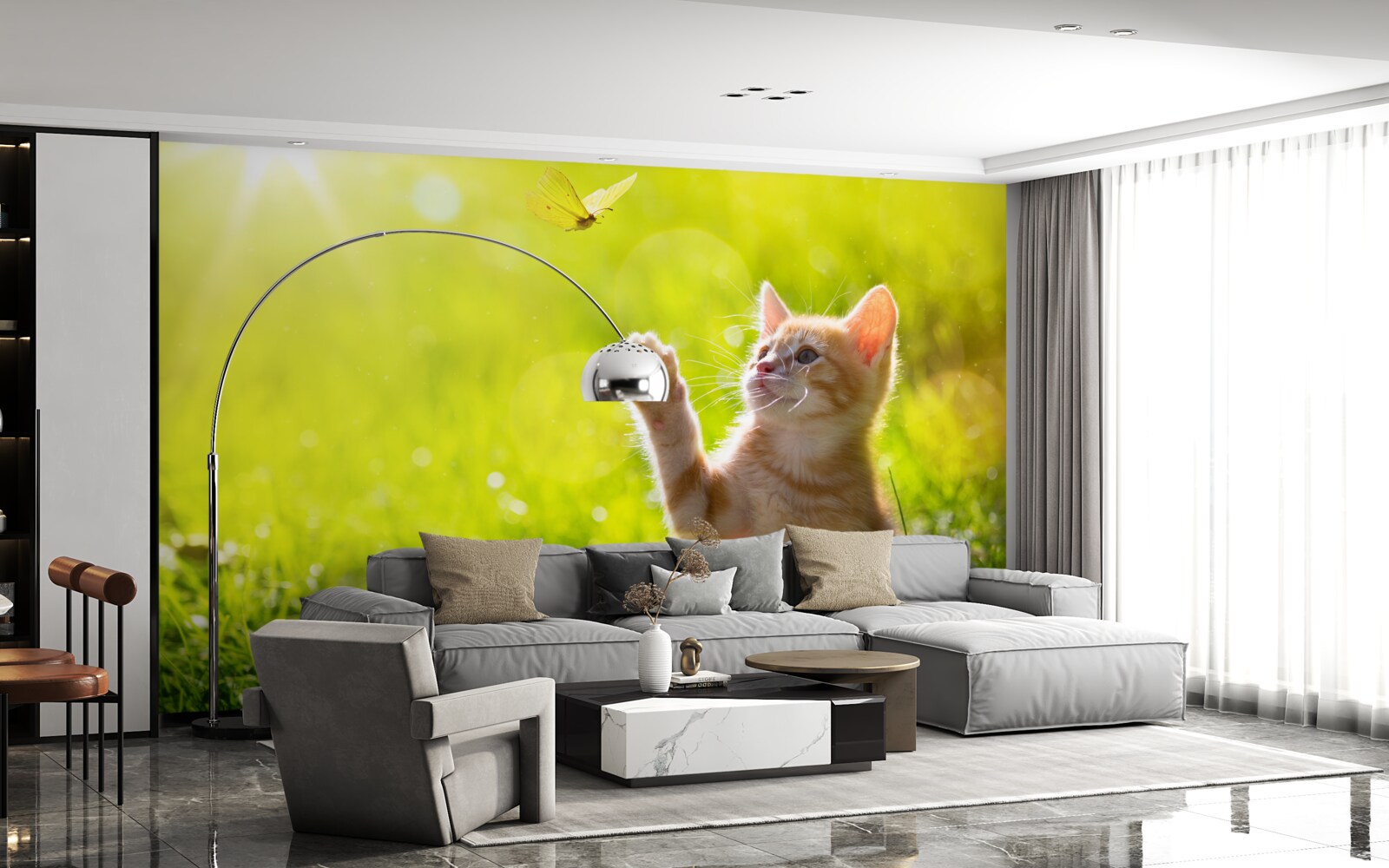 Fotobehang een kleine kat speelt met een vlinder in een groen veld