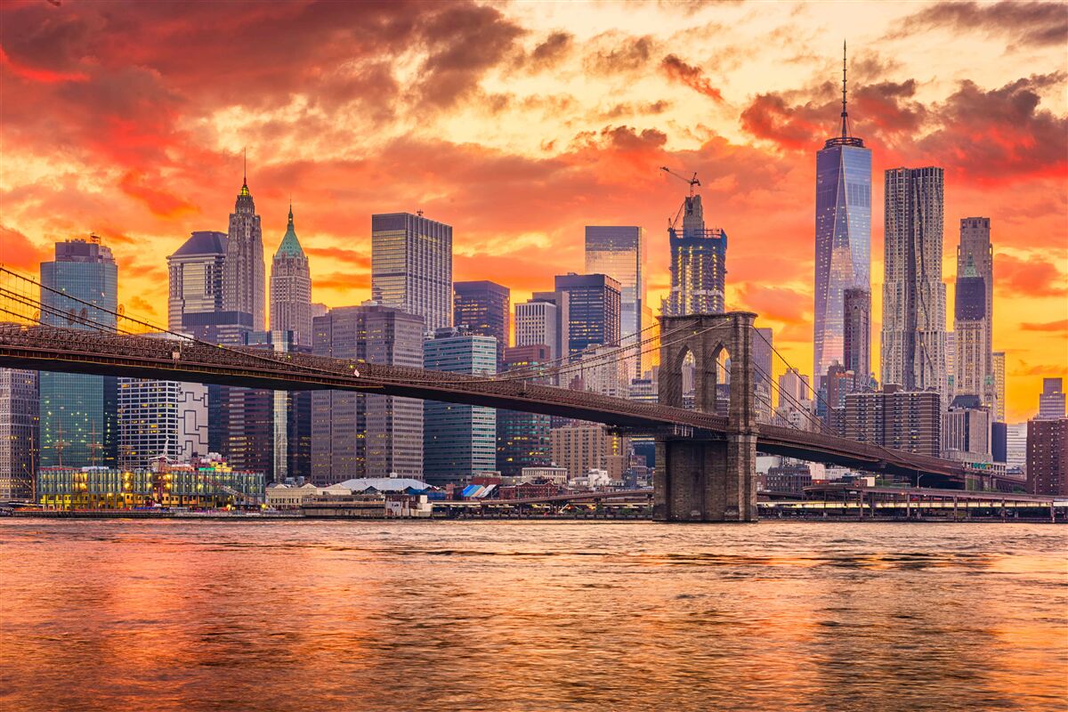 Fotobehang wolken boven new york tijdens zonsondergang