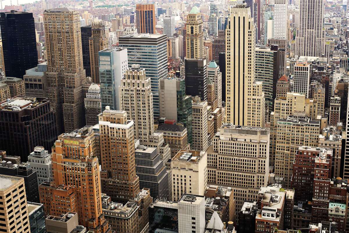 Fotobehang uitzicht op grootstedelijke architectuur vanaf de stoeprand