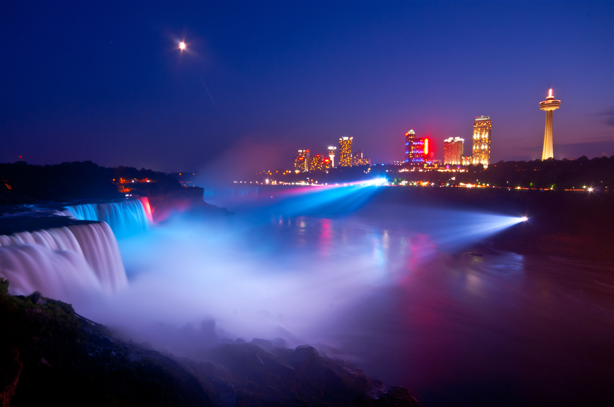 Fotobehang niagara falls 's nachts verlicht