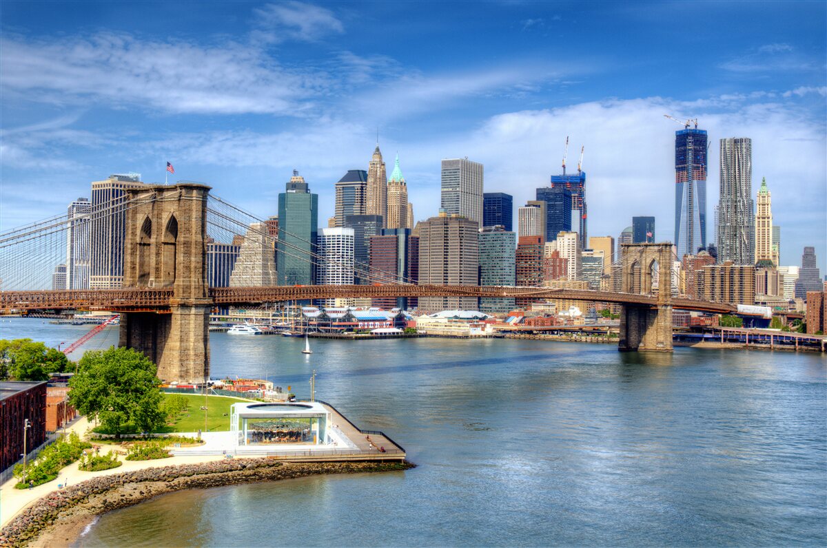 Fotobehang Brooklyn Bridge, gebouwd van steen en wolkenkrabbers in de stad
