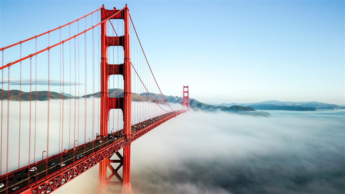Fotobehang mist omhult Golden Gate Bridge