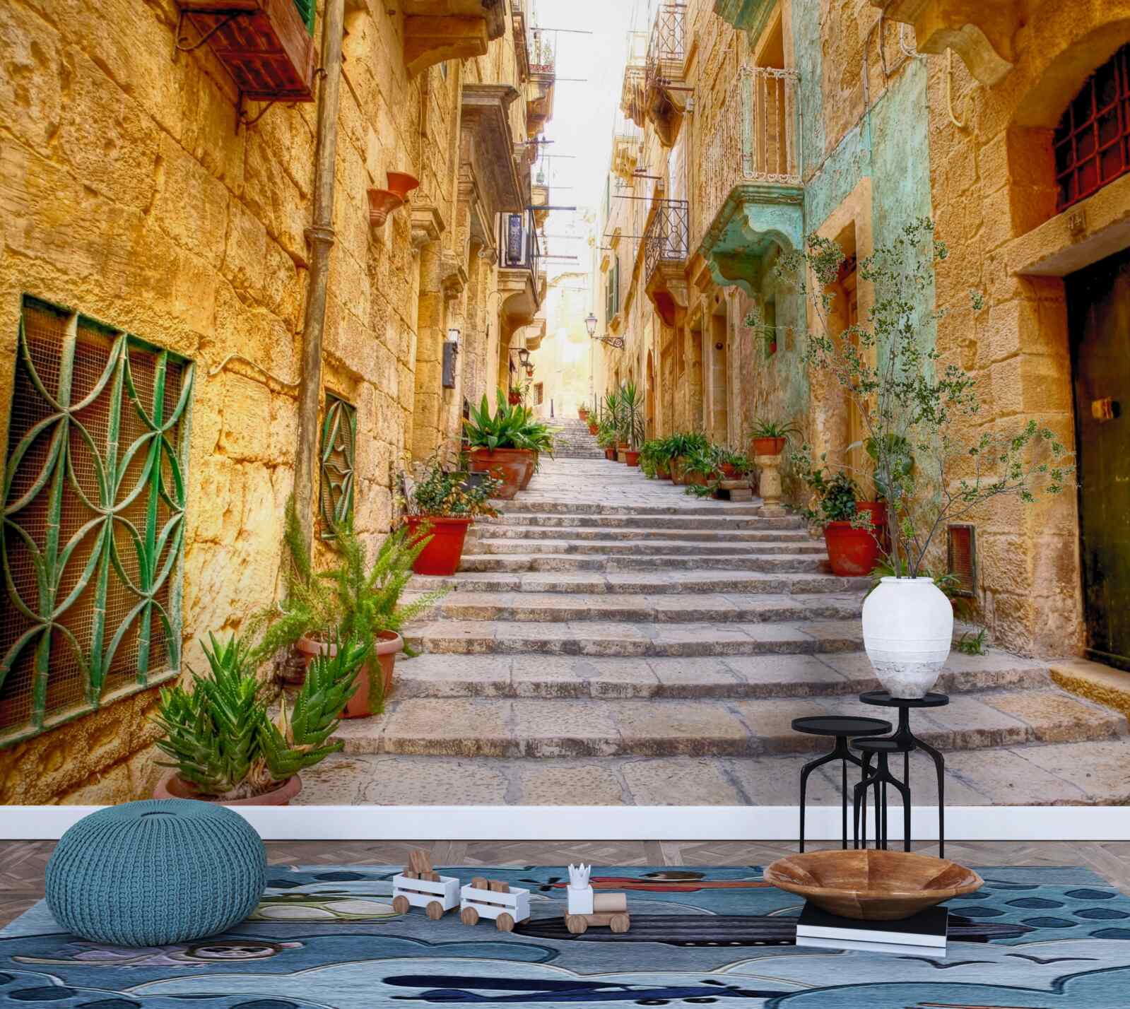 Fotobehang italiaanse straat versierd met bloemen is smal