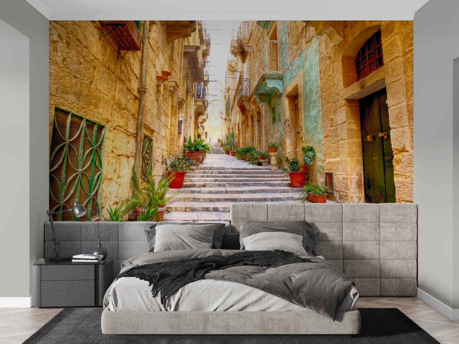 Fotobehang italiaanse straat versierd met bloemen is smal