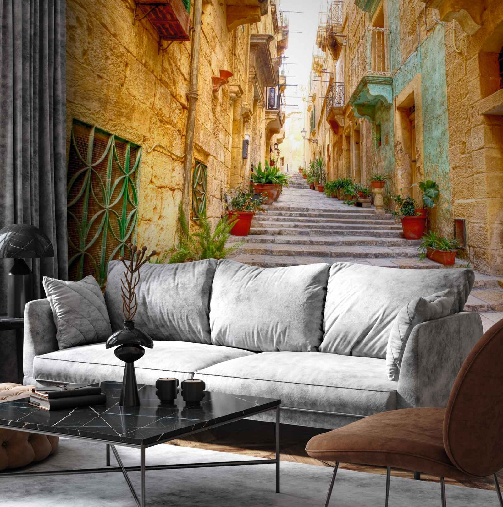 Fotobehang italiaanse straat versierd met bloemen is smal