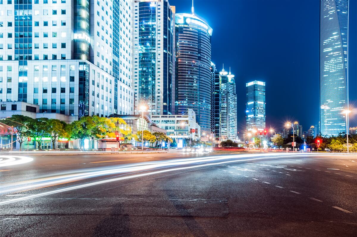 Fotobehang nachtelijke stadssnelweg zonder een enkele ziel