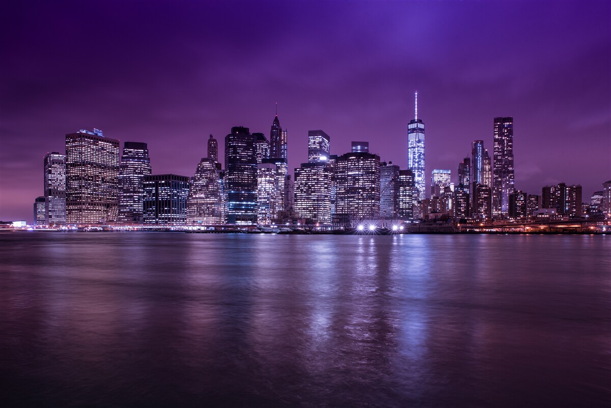 Fotobehang veel brandende lichten in de ramen van wolkenkrabbers